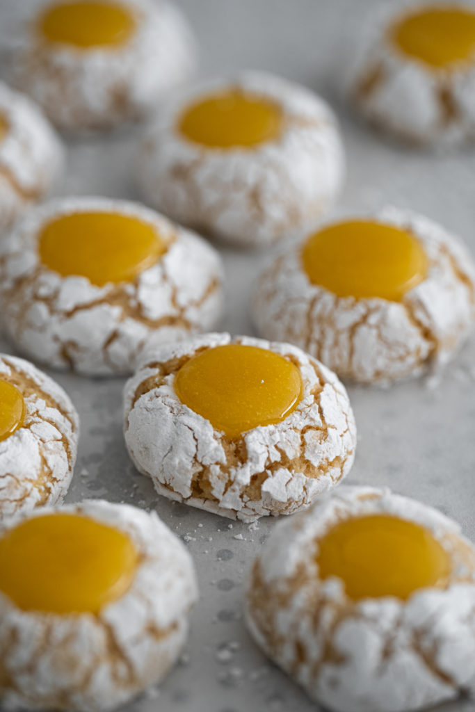 Cookies de limão com lemon curd caseiro, polvilhados com açúcar de confeiteiro e com centro cremoso.