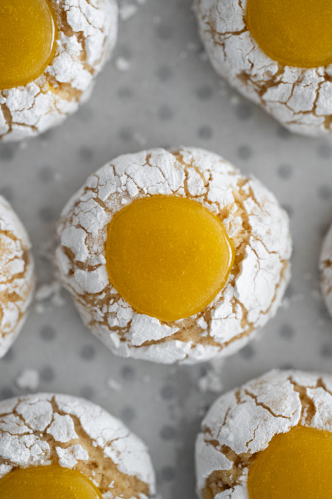 Cookie de limão macio e craquelado recheado com lemon curd, mostrando a textura delicada da massa.