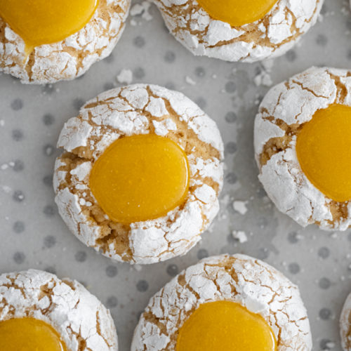 Cookies de limão com lemon curd caseiro, polvilhados com açúcar de confeiteiro e com centro cremoso.