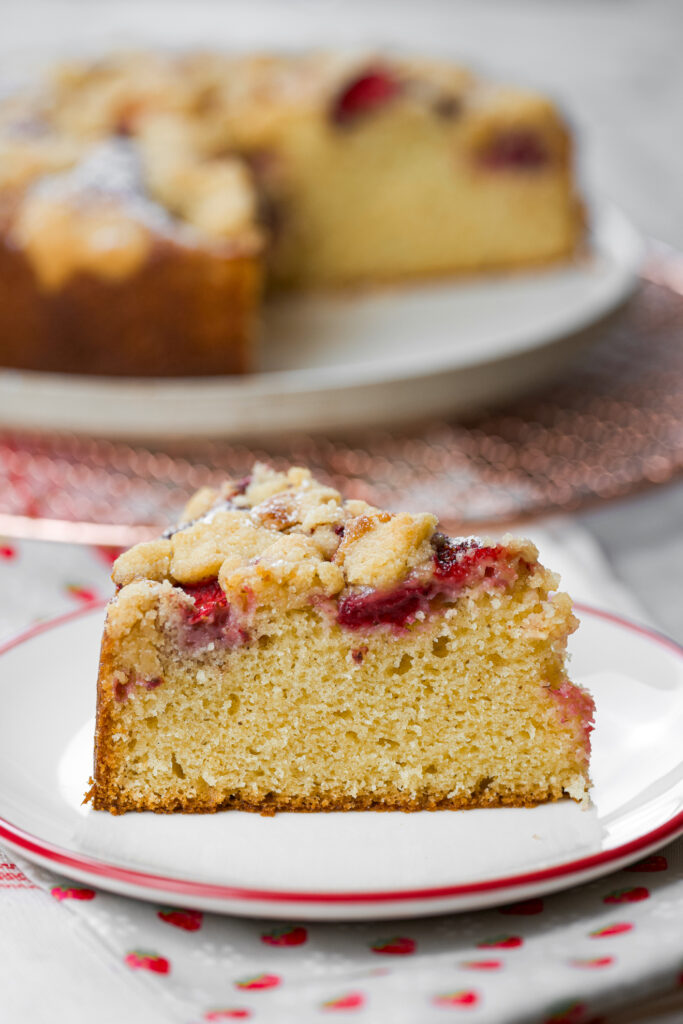 Detalhe da textura macia do bolo crumble de baunilha e morangos.