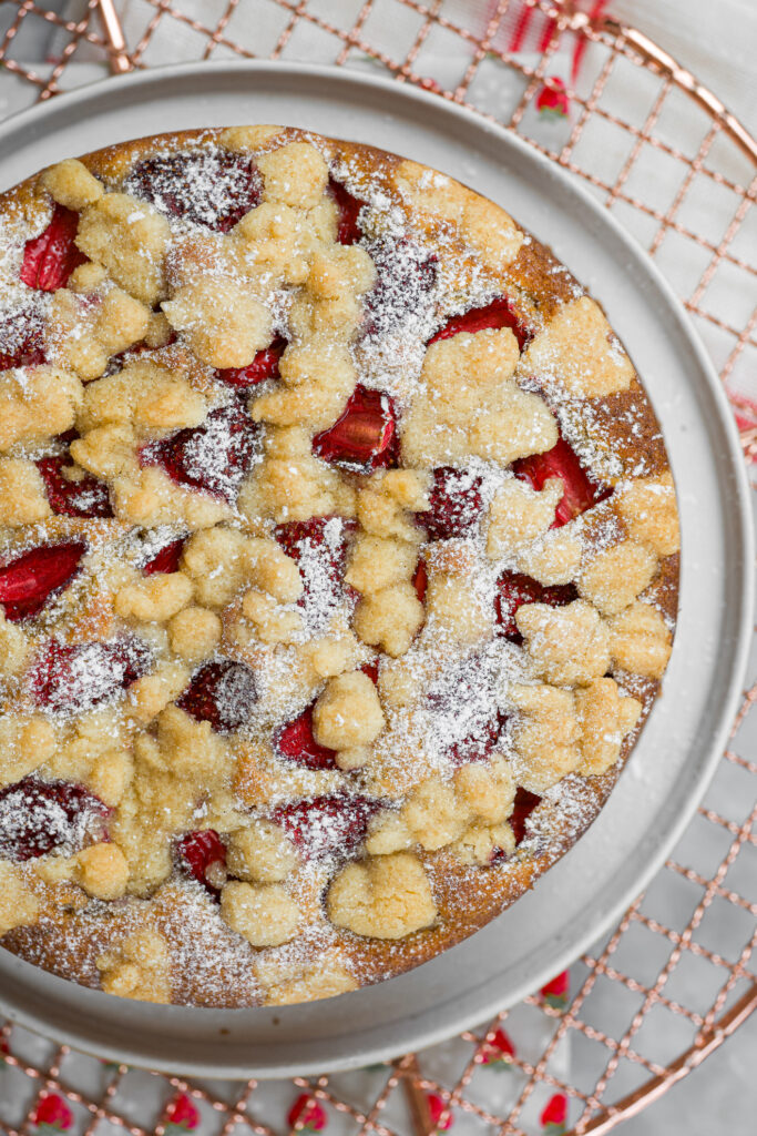 Bolo crumble de baunilha com morango, cobertura crocante e finalização com açúcar de confeiteiro.