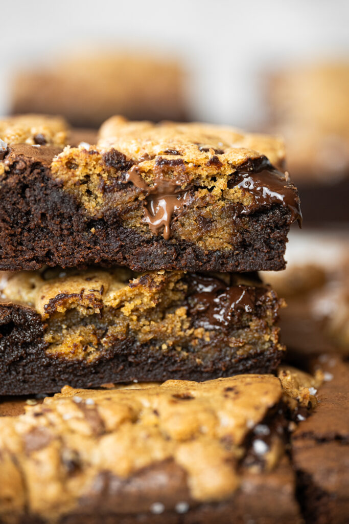 Close de dois brookies empilhados, com interior macio e contraste entre brownie e cookie com chocolate.