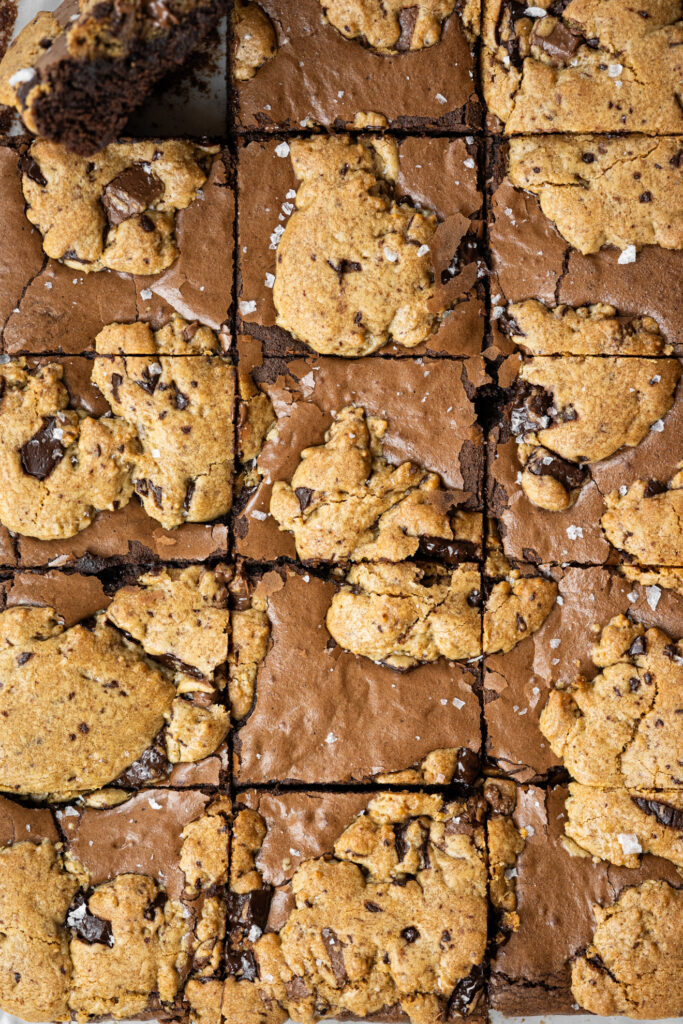 Brookies cortados em quadrados com visual rústico, misturando massa de brownie e cookie crocante.