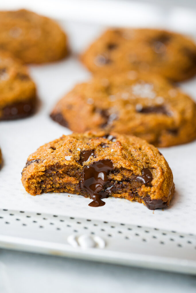 Cookie de gochujang mordido com recheio de chocolate derretendo no centro.