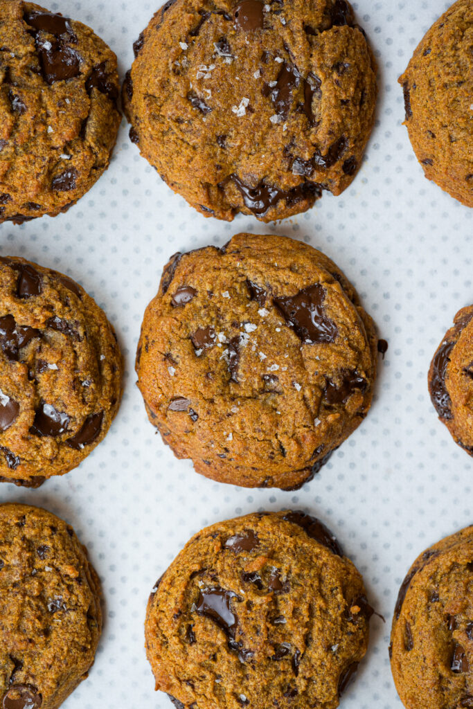 Cookies de gochujang com pedaços de chocolate e finalizados com flor de sal vistos de cima.
