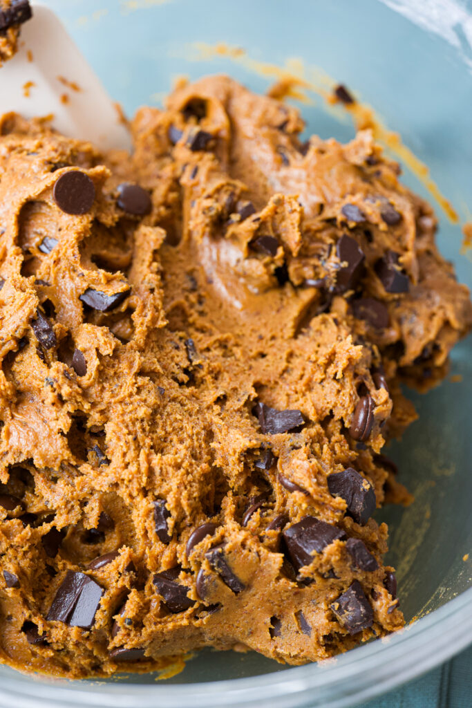 Massa crua de cookie de gochujang com pedaços de chocolate em bowl de vidro.