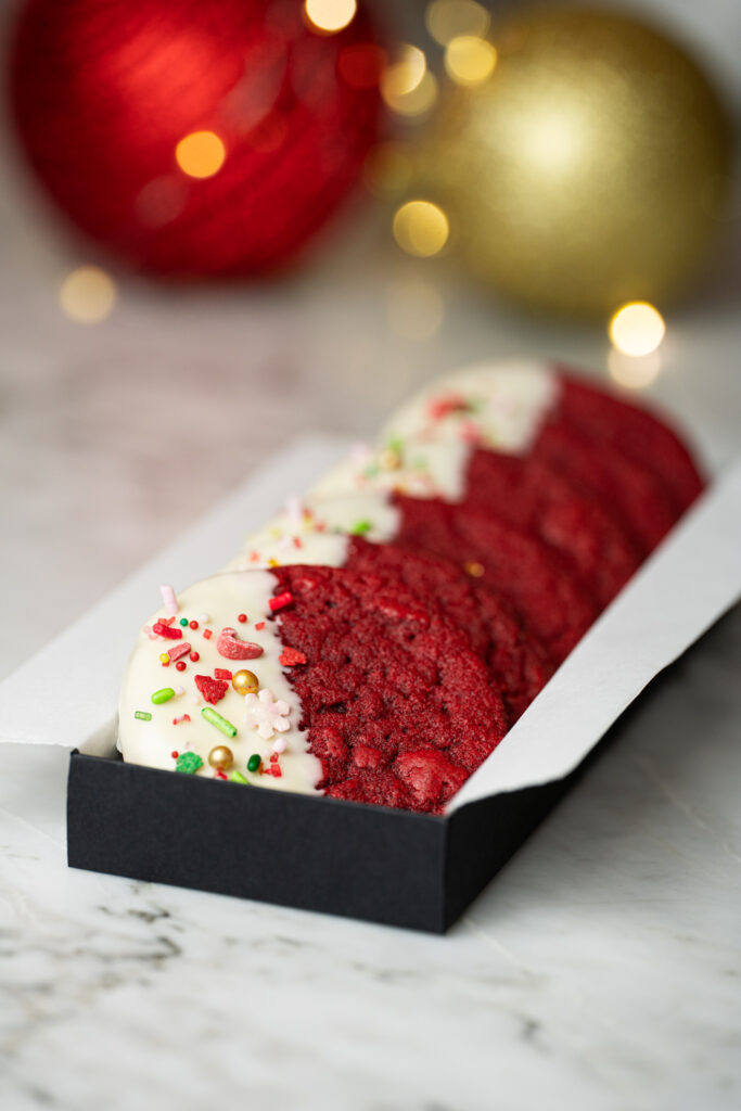 Cookies Red Velvet de Natal com chocolate branco e confeitos, organizados em caixinha para presente.