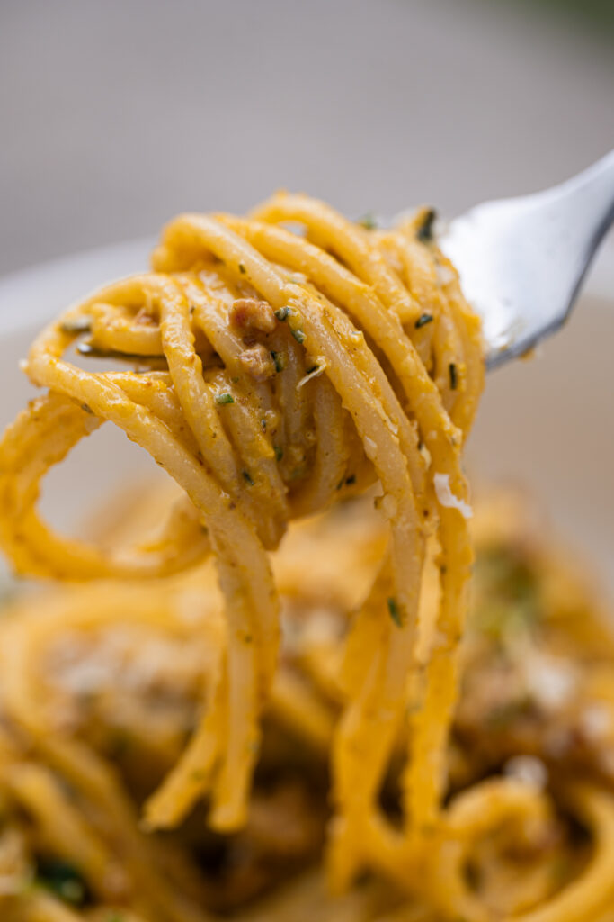 mac & cheese de abóbora com linguiça cremoso enrolado no garfo