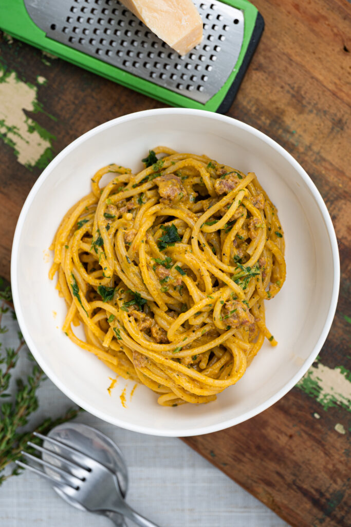 mac & cheese de abóbora com linguiça em tigela branca