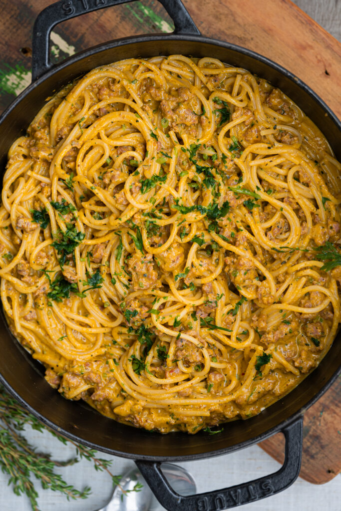 mac & cheese de abóbora cremoso com linguiça e ervas frescas