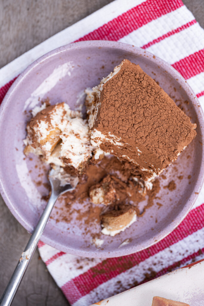 Fatia de tiramisu tradicional italiano com creme de mascarpone, café e cacau em pó