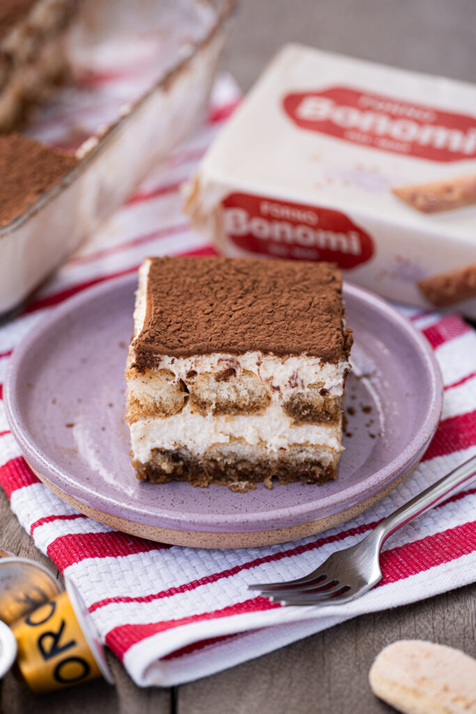 Fatia de tiramisu tradicional com camadas de biscoito, café e creme de mascarpone