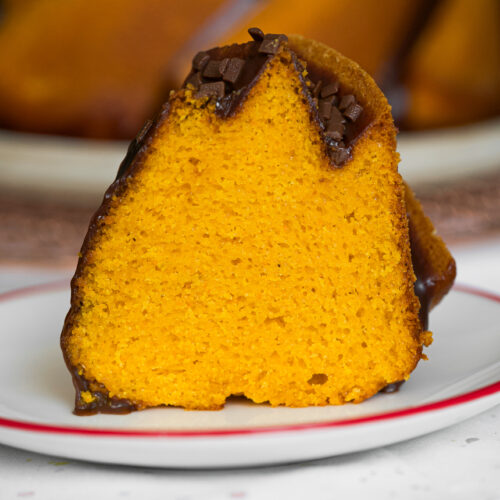 Fatia de bolo de cenoura com chocolate mostrando textura fofinha e úmida