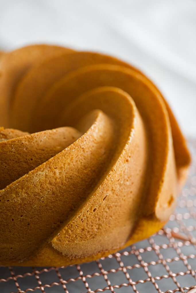 Bolo de cenoura caseiro desenformado em forma de furo no meio